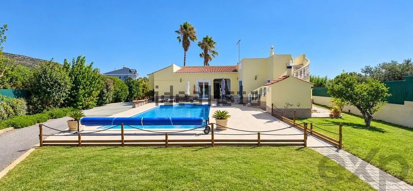 Moradia T4 em Santa Bárbara de Nexe, €820.000