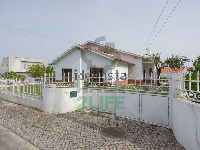 Moradia T5 em Marinha Grande, €334.000