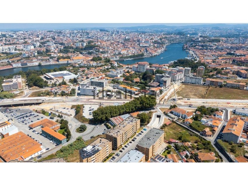 Apartamento T4 à venda em Santa Marinha, €475.000