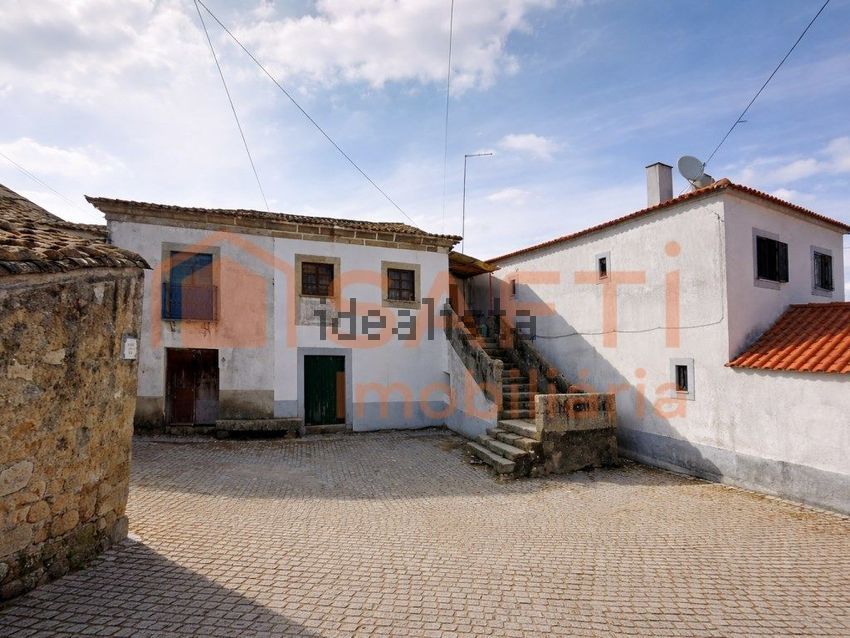 Moradia T6+ em Freixedas, €90.000