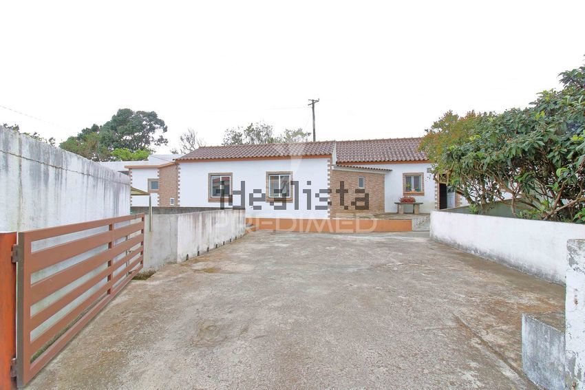 Moradia T2 em Cinco Ribeiras, €250.000