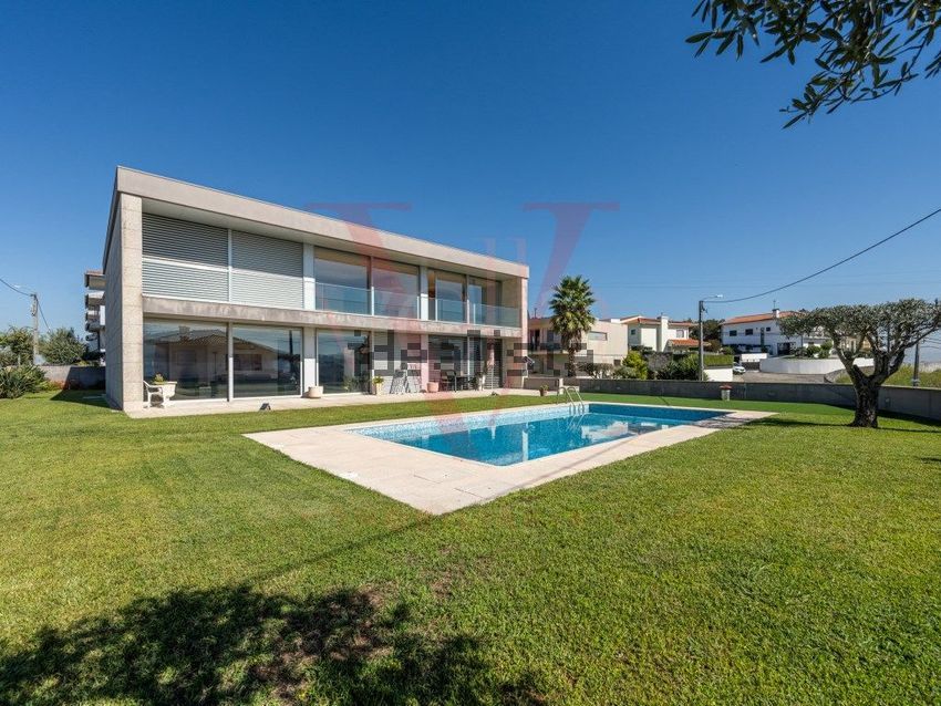 Moradia T4 em Celeirós, Aveleda e Vimieiro, €799.000