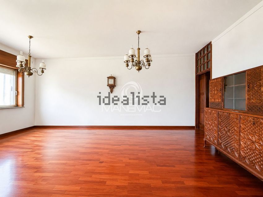 Apartamento T4 à venda em Santa Marinha, €295.000