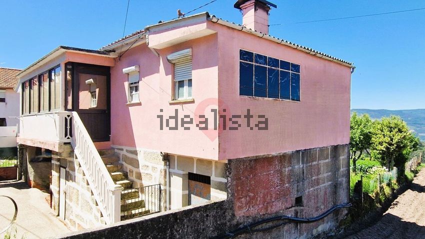 Moradia T3 em Anhões e Luzio, €70.000