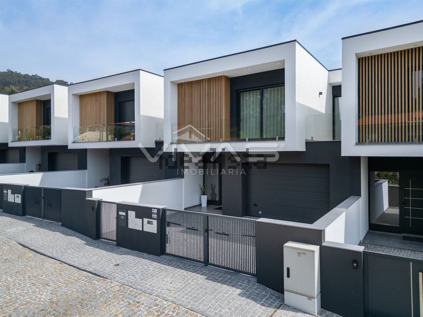 Moradia T3 à venda em Alpendorada, Várzea e Torrão, €379.000