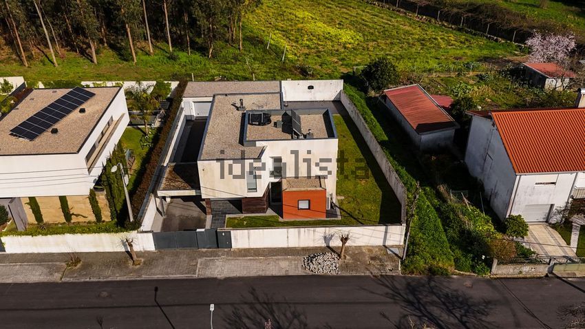 Moradia T4 em Lemenhe, Mouquim e Jesufrei, €480.000