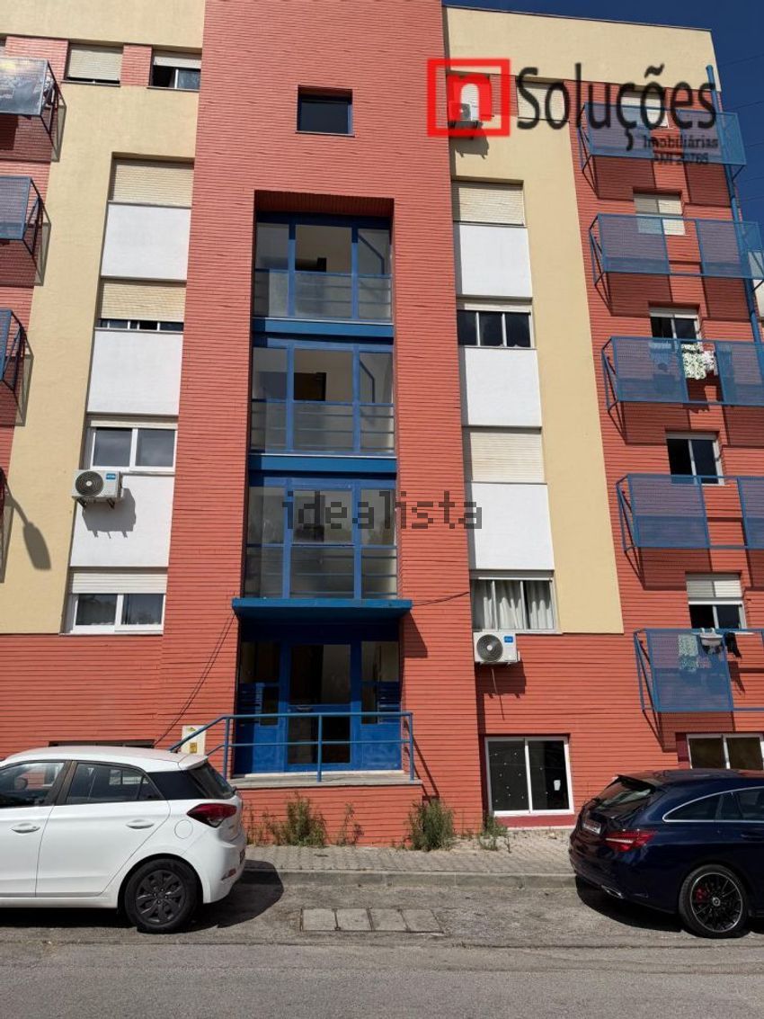 Apartamento T3 em Santo António da Charneca, €225.000
