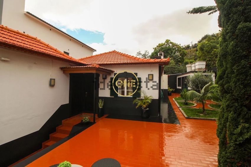 Moradia T6+ em Santa Cruz, €445.000