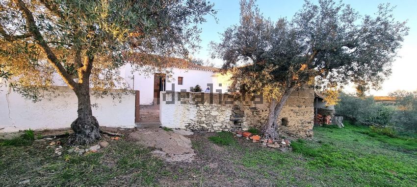 Moradia T5 em Santa Bárbara de Padrões, €185.000