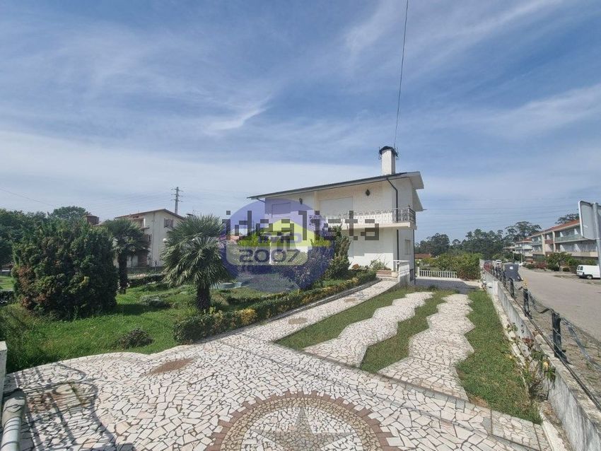 Moradia T5 em Nogueira da Regedoura, €450.000