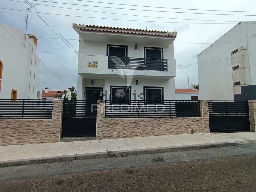 Moradia T4 em Caia, São Pedro e Alcáçova, €375.000