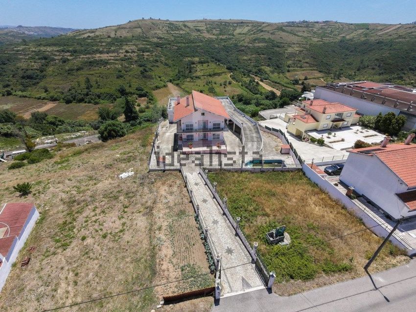 Moradia T6+ em Igreja Nova e Cheleiros, €850.000