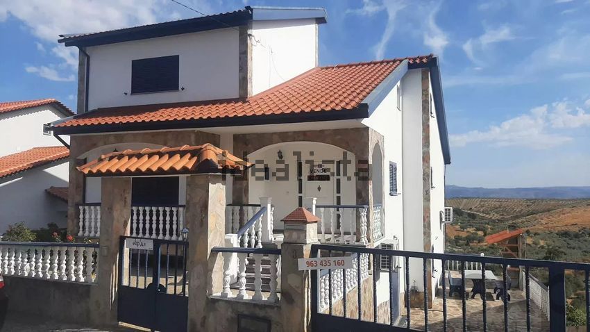 Moradia T5 em Lamas de Orelhão, €300.000
