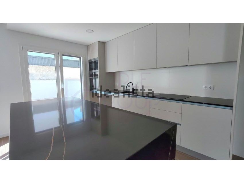 Moradia T2 em Carnaxide e Queijas, €870.000