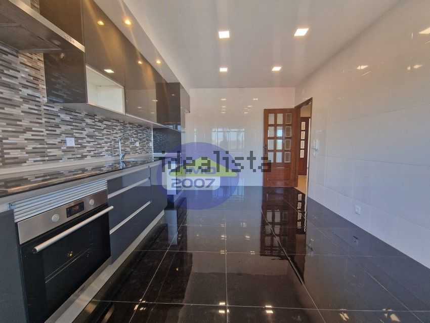 Apartamento T3 à venda em Paços de Brandão, Santa Maria da Feira — foto 2