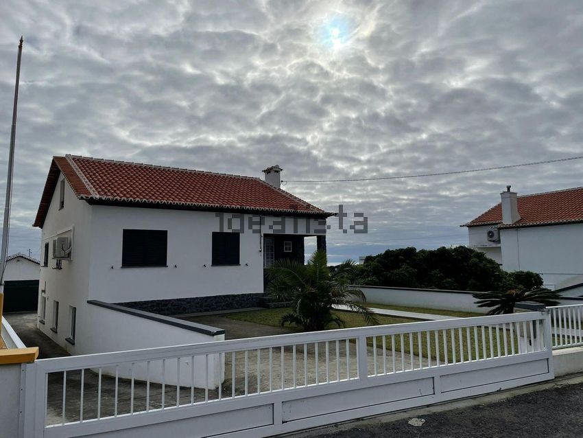 Moradia T6+ em Porto Martins, €700.000
