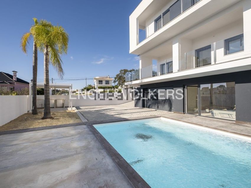 Moradia T5 em Charneca de Caparica e Sobreda, €850.000
