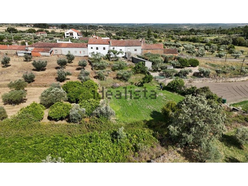 Moradia T4 em Vale de Prazeres e Mata da Rainha, €129.000