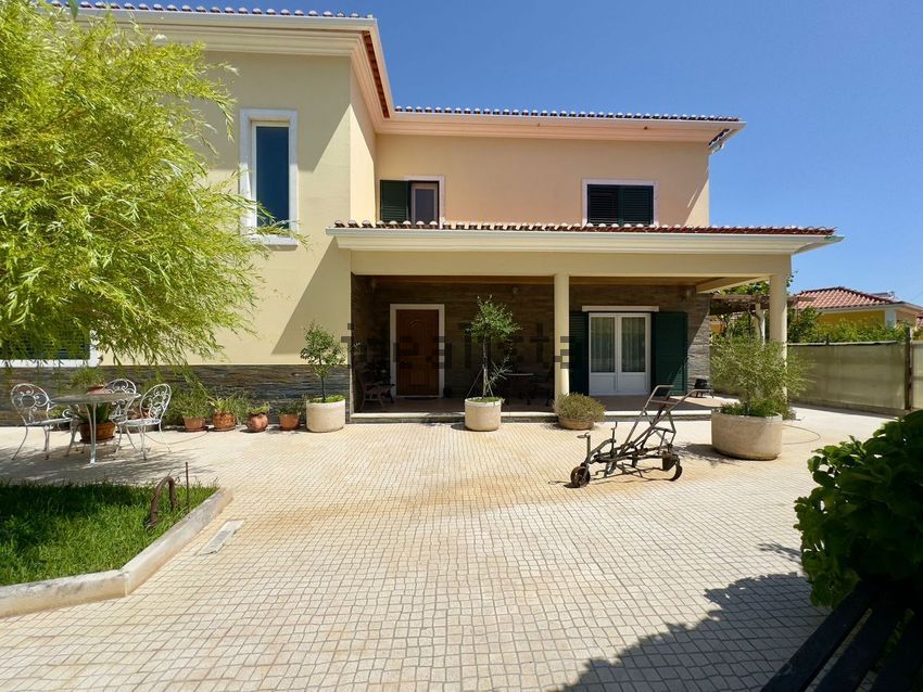 Moradia T6+ em Pontinha e Famões, €690.000