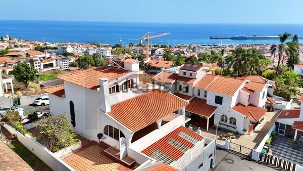 4-bedroom freehold villa in Funchal — photo 2 of 5