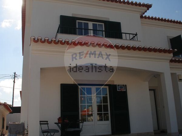 Detached house in Igreja Nova e Cheleiros — image 3