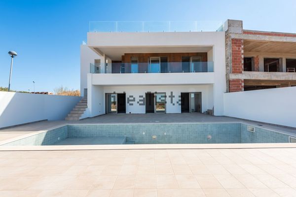 3-bedroom freehold villa in Portimão — photo 1 of 5