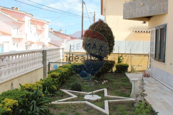 Detached house in Pêro Pinheiro — image 5