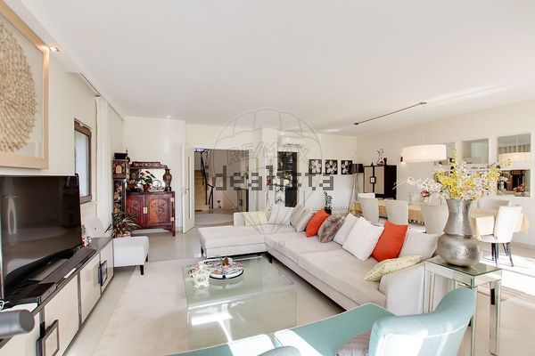 3-bedroom freehold villa in Cascais/Estoril — photo 1 of 5