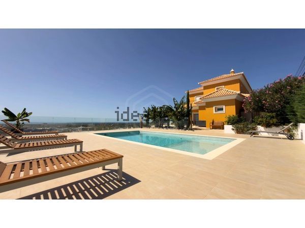 Detached house in Santa Bárbara de Nexe