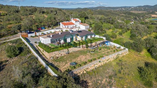 4-bedroom freehold villa in Loulé/Vilamoura — photo 1 of 5