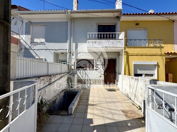 2-bedroom freehold villa in Cascais/Estoril — photo 1 of 5