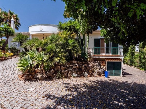 Detached house in Rua da Guine-Bissau, Centro de Carvoeiro, Lagoa e Carvoeiro — image 4