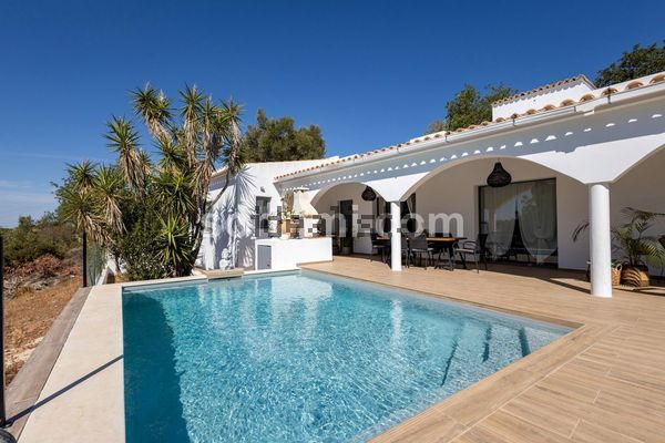 5-bedroom freehold villa in Loulé/Vilamoura — photo 1 of 5
