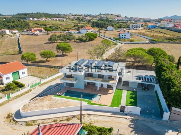 Detached house in Igreja Nova e Cheleiros — image 4