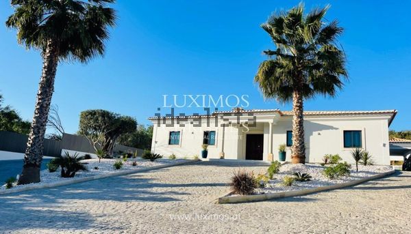 4-bedroom freehold villa in Loulé/Vilamoura — photo 1 of 5