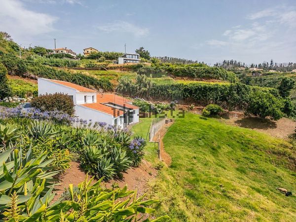 2-bedroom freehold villa in Calheta — photo 2 of 5