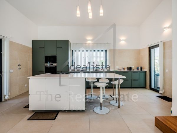 4-bedroom freehold villa in Portimão — photo 5 of 5