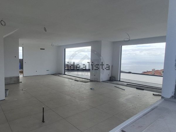 3-bedroom freehold villa in Santa Cruz/Caniço — photo 2 of 5