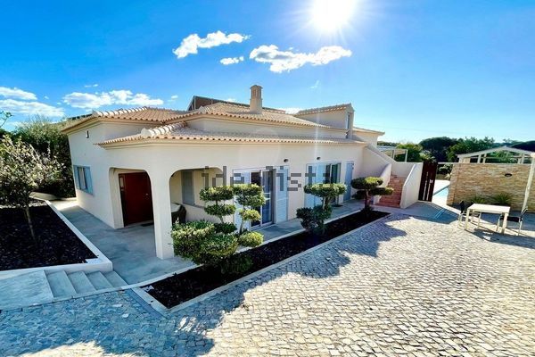 4-bedroom freehold villa in Loulé/Vilamoura — photo 1 of 5