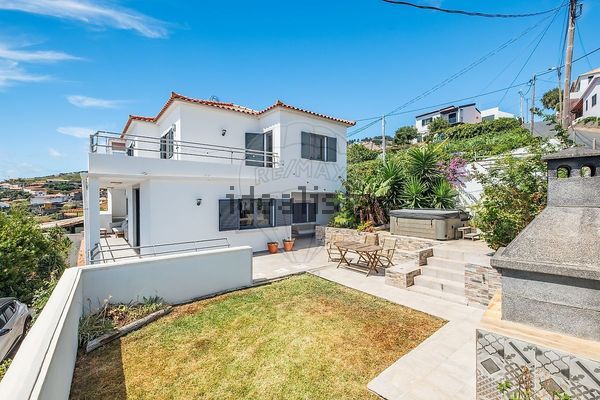 Detached house in Rua da Lombada, Santa Cruz