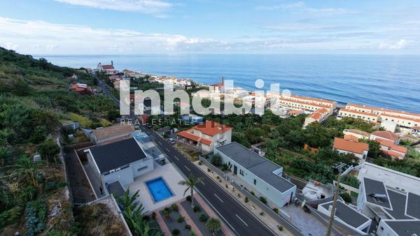 3-bedroom freehold villa in Calheta — photo 2 of 5