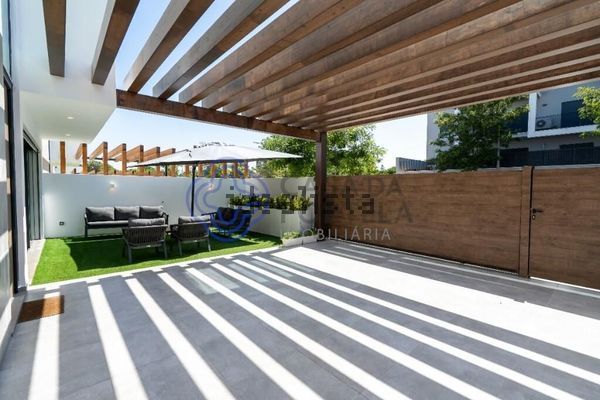 4-bedroom freehold villa in Faro — photo 3 of 5