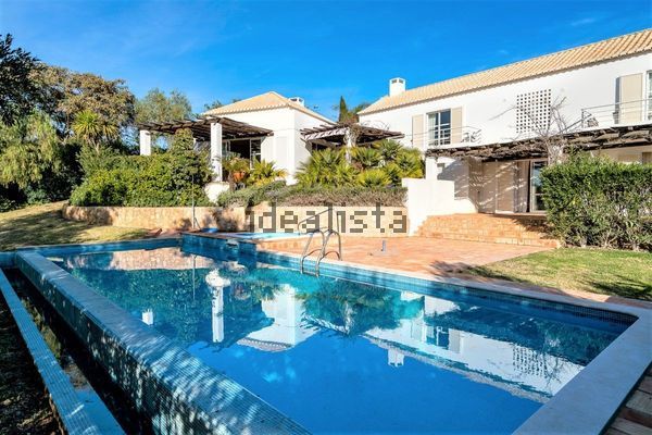 4-bedroom freehold villa in Albufeira — photo 1 of 5