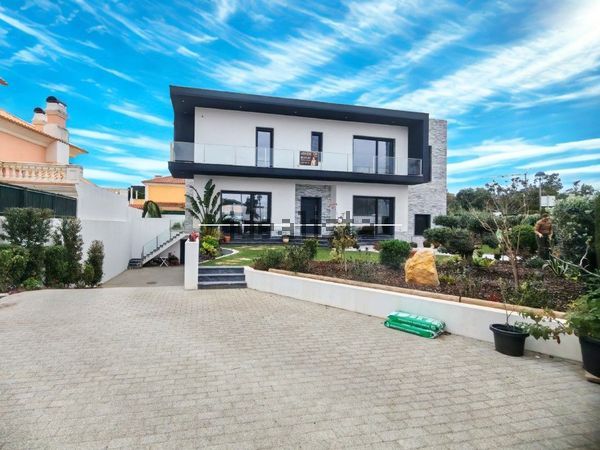 4-bedroom freehold villa in Cascais/Estoril — photo 2 of 5