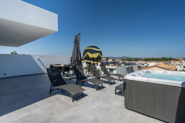 4-bedroom freehold villa in Faro — photo 3 of 5
