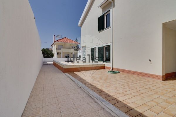 4-bedroom freehold villa in Cascais/Estoril — photo 3 of 5