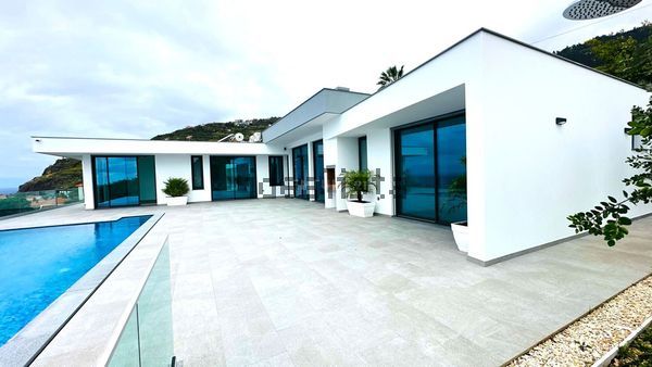 3-bedroom freehold villa in Calheta — photo 2 of 5