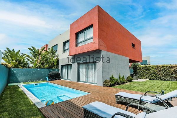 3-bedroom freehold villa in Cascais/Estoril — photo 1 of 5