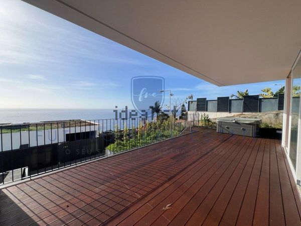 4-bedroom freehold villa in Funchal — photo 1 of 5