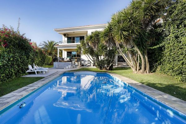 4-bedroom freehold villa in Cascais/Estoril — photo 1 of 5